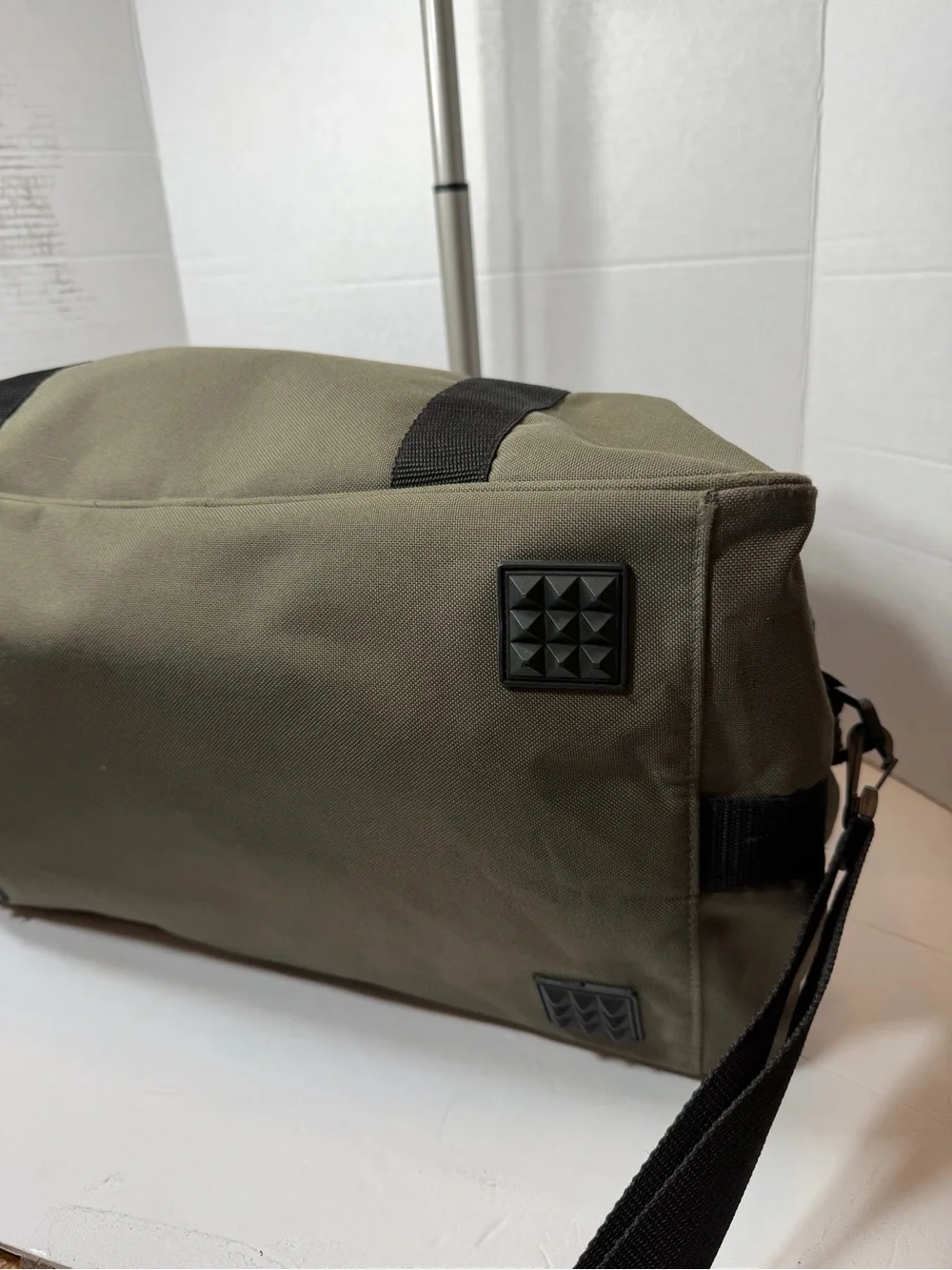 Ariat Olive Green Duffel Bag for Men comes with strap